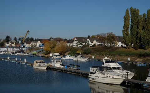 Rhein und Hafenbecken