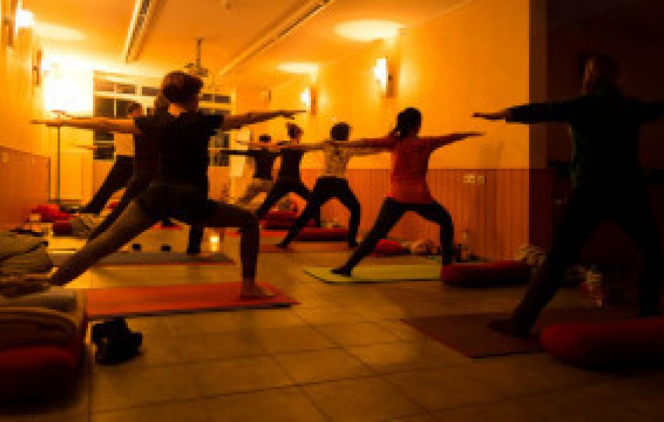 Yoga im Seminarraum Fläming