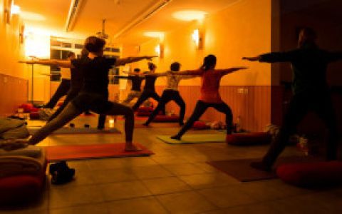 Yoga im Seminarraum Fläming