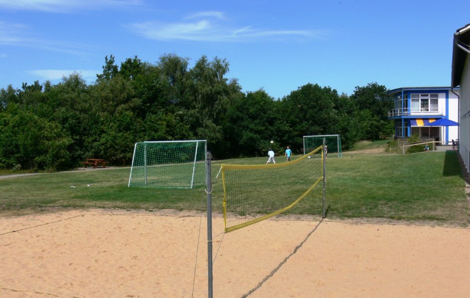Beachvolleyball- und Fußballplatz