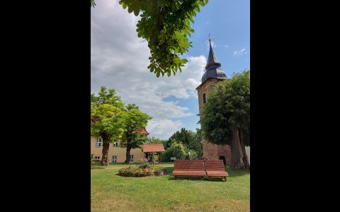 Klosterinnenhof mit Sitzbank_klein