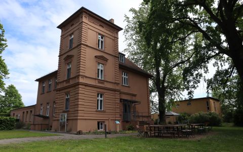 Villa Fohrde mit Landhaus (rechts)