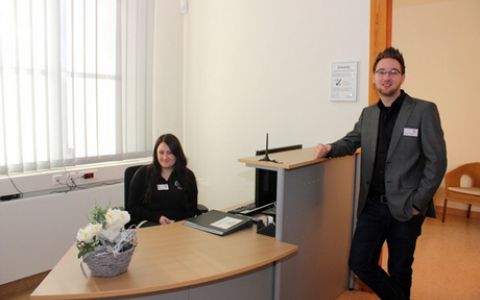 Der Rezeptionsbereich. Im Nebenzimmer befindet sic