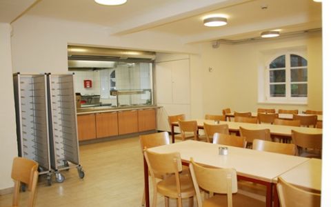   Der Speisesaal und die Großküche im Hintergrund