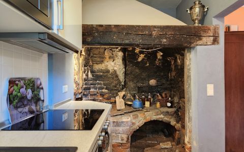 Moderne Küche mit alter Räucherkammer