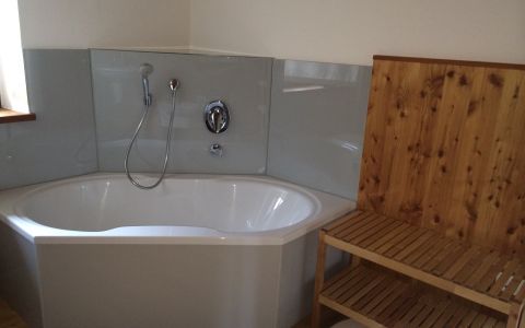 Bad mit Badewanne und Dusche in der 1. Etage