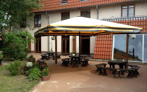 Unsere Terrasse mit Grillplatz und Sitzmöglichkeit