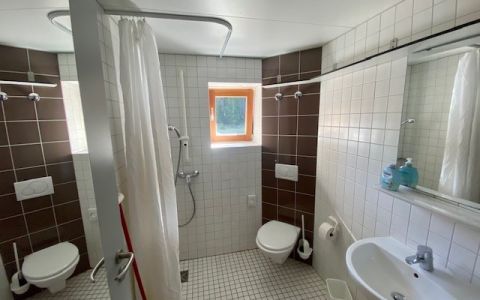 Bad mit Dusche und WC (bei allen Zimmern)