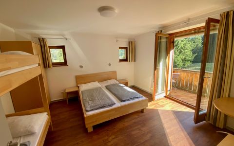 Balkonzimmer mit 1 Doppelbett und 1 Stockbett, sow