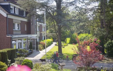 Garten mit Haupteingang