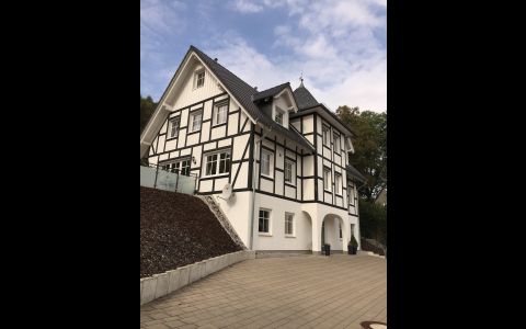 Kleine Villa im Sommer