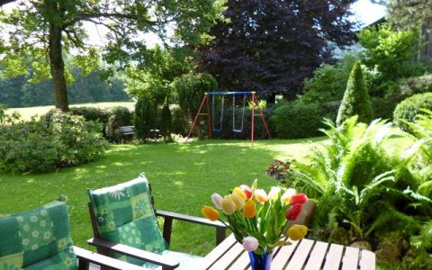Garten mit überdachter Terrasse