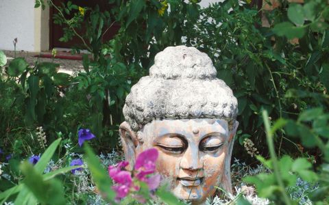 Buddha im Blumenbeet