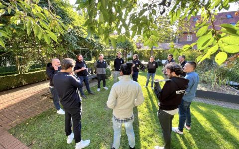 Im Innenhof vor dem Salon Brando