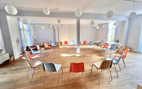 Stuhlkreis im Salon Brando