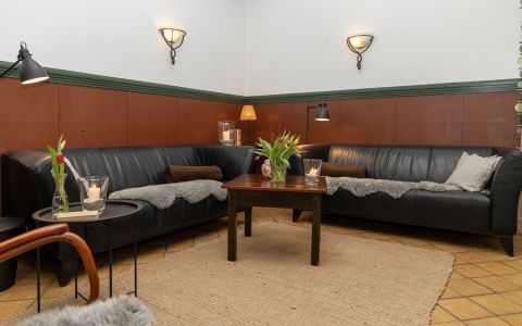 Gruppenraum 1: Kaminzimmer Sitzecke