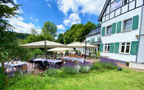 LandGut mit Terrasse im Sommer