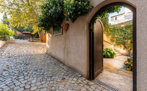 Blick auf die Weinpresse und den Garten
