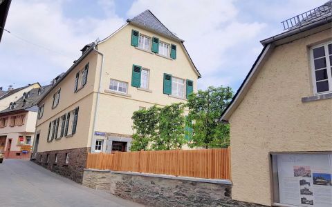 Die Alte Färberei Seitenansicht Straße.