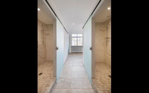 Das Duschbad im Obergeschoss mit drei begehbaren D