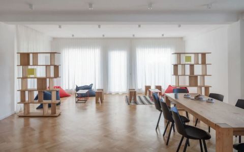 Großer Gemeinschaftsraum im Erdgeschoss.