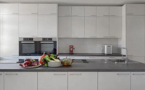 Voll ausgestattete Küche mit Markengeräten zur per