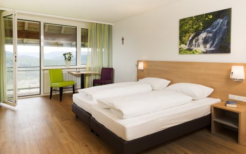 Doppelzimmer mit Doppelbett im Haus Feldberg-Falka