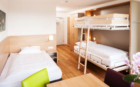 Dreibettzimmer mit Etagenbetten im Haus Feldberg-F