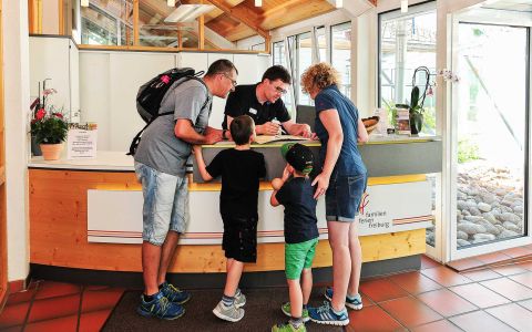 Familie-an-der-Rezeption-neu