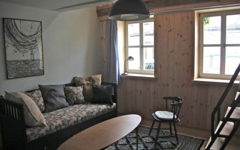 Schlafzimmer im Parterre mit Schlafcouch und Hochbettebene