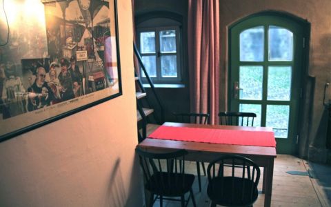 Küche mit Hochbettebene im Parterre