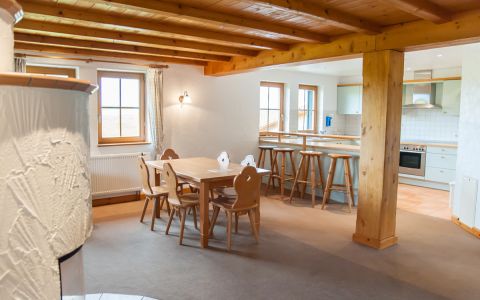 Kaminzimmer mit kleiner Küche