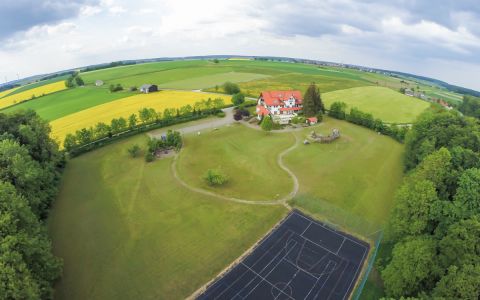 Schlosshof mit Fußballplatz