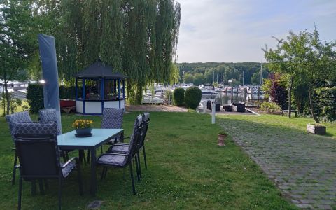 Sitzgruppe im Garten mit See