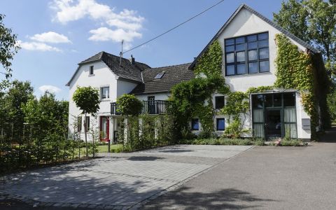 Schwarzpappelhof von vorne mit Parkplätzen