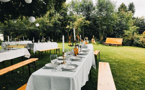 Gartenfeier unter der alten Linde