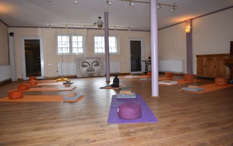 Veranstaltungsraum mit Yogamatten