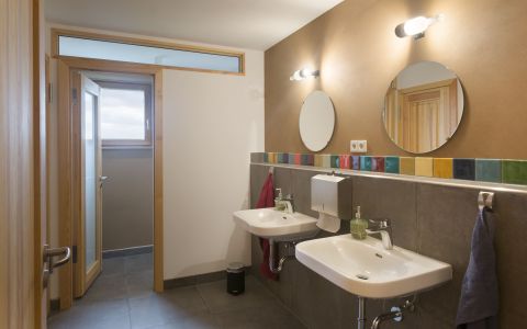 Gemeinschaftsbad im OG, Strohtel