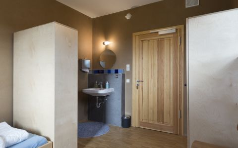 eigenes Waschbecken im 2-Bett-Zimmer OG