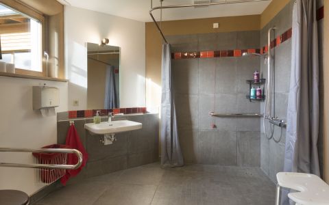 Royakl Rot, Doppelzimmer mit eigenem Bad, rollstuhlgerecht