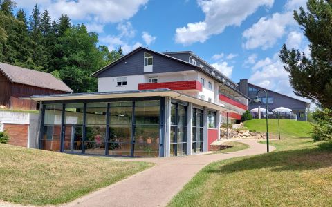 Bettenhaus mit Gymnastikhalle