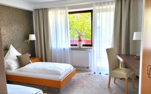 2-Bett-Zimmer mit Balkon