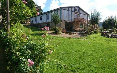 Herberge mit Terasse, Sandkasten, Feuerstelle, Spiel-und Zeltwiese