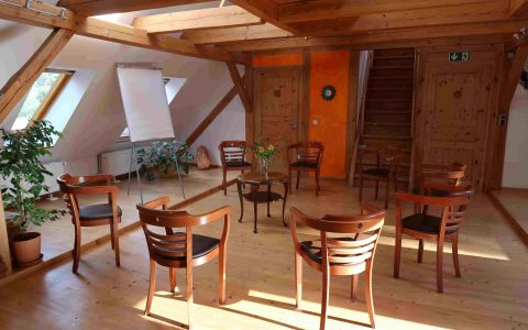 Seminarraum mit Stühlen