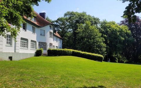 Haupthaus mit Übernachtungsmöglichkeit für bis zu 50 Personen; 4 Gruppenräume