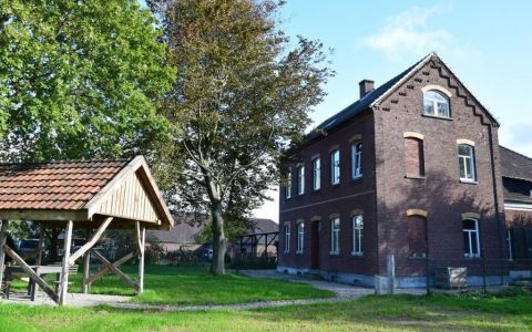 Seitenansicht des Herrenhauses mit Grillhütte