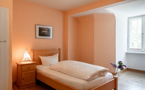 01 Pilger EZ mit Bett und Fenster