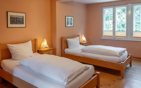 02 Pilger Zi Zweibett mit Blick zum Fenster