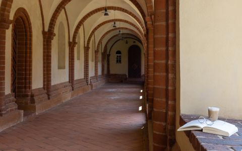 03 Kreuzgang mit Buch