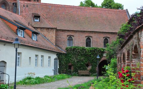 04 Aussenaufnehmen Schulhaus und Kirche mit durchgang